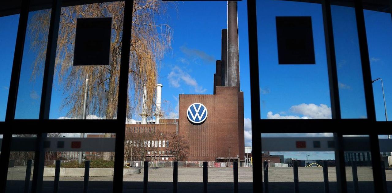 VW Sales Forecast Cut Puts Carmaker Out of Step With Peers (Bloomberg)