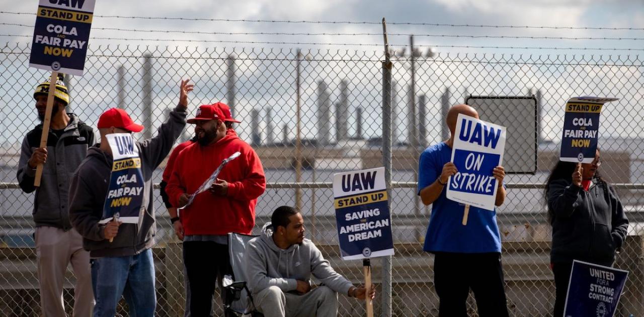UAW Warns It Will Expand Strikes If No Serious Progress Is Made by Friday (Bloomberg)
