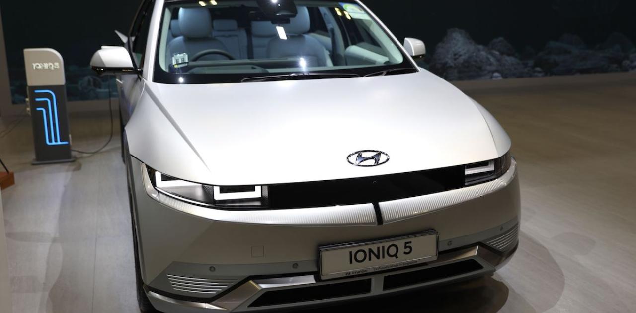 Hyundai Offers $7,500 Cash Bonus for EVs to Match US Tax Credits (Bloomberg)