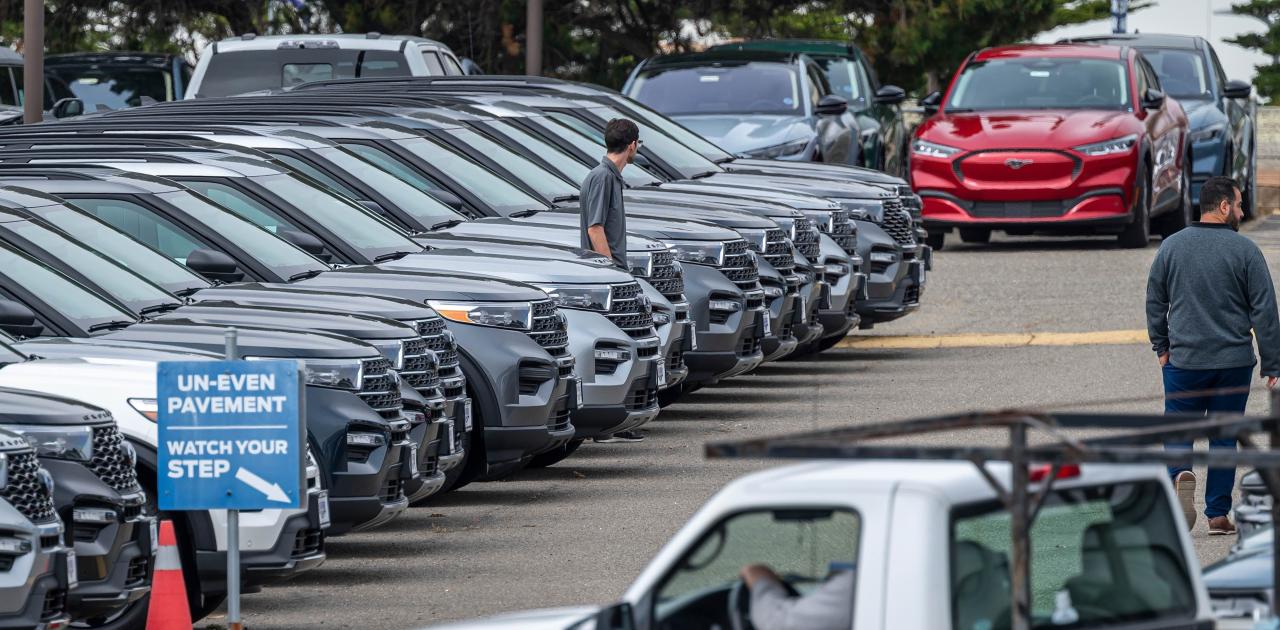 US Auto Sales Set to Slow Amid Higher Rates, Dealer Cyberattack (Bloomberg)