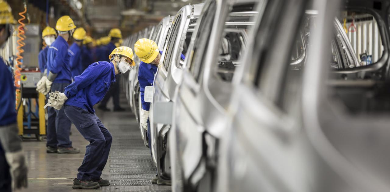 GM Cuts China Jobs as It Resets in World’s Biggest Car Market (Bloomberg) 