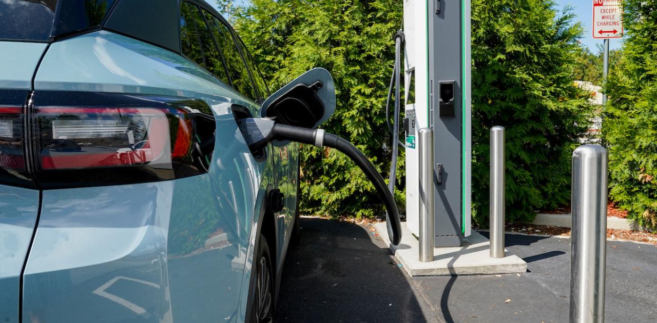 J.D. Power Cuts EV Sales Forecast in US (Bloomberg)