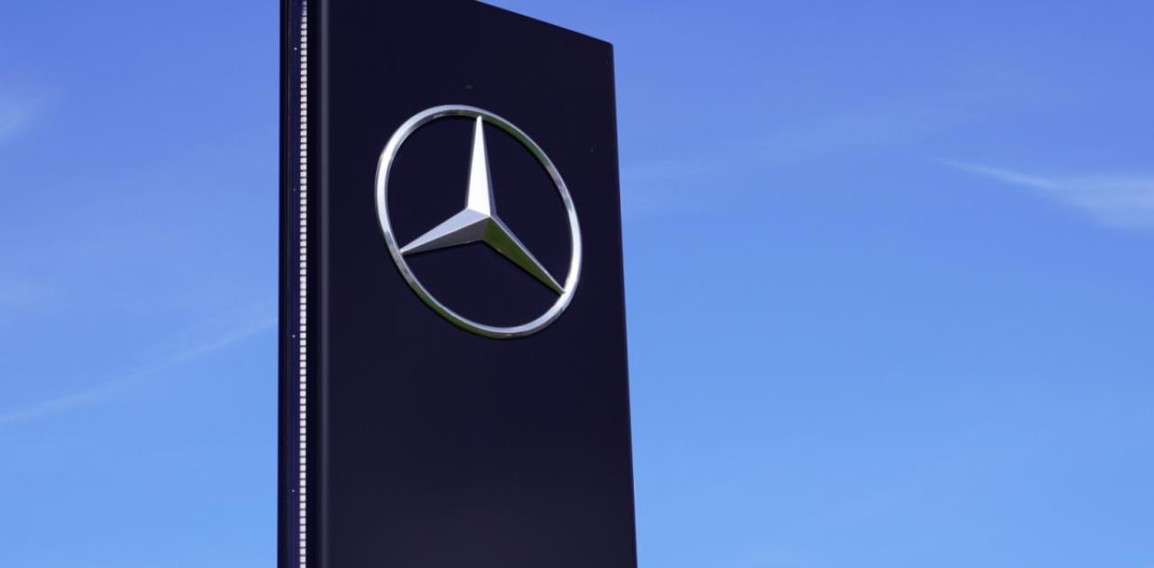 Mercedes Unveils Long-Haul Electric Truck to Take on Tesla (Bloomberg)